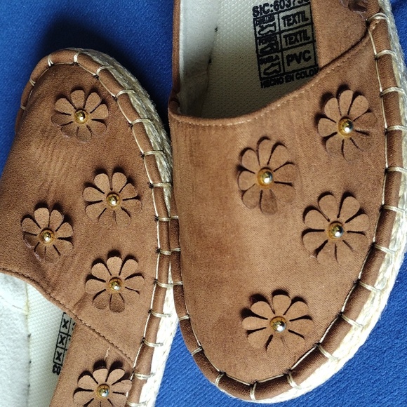 Shoes - Picture 3 of 6